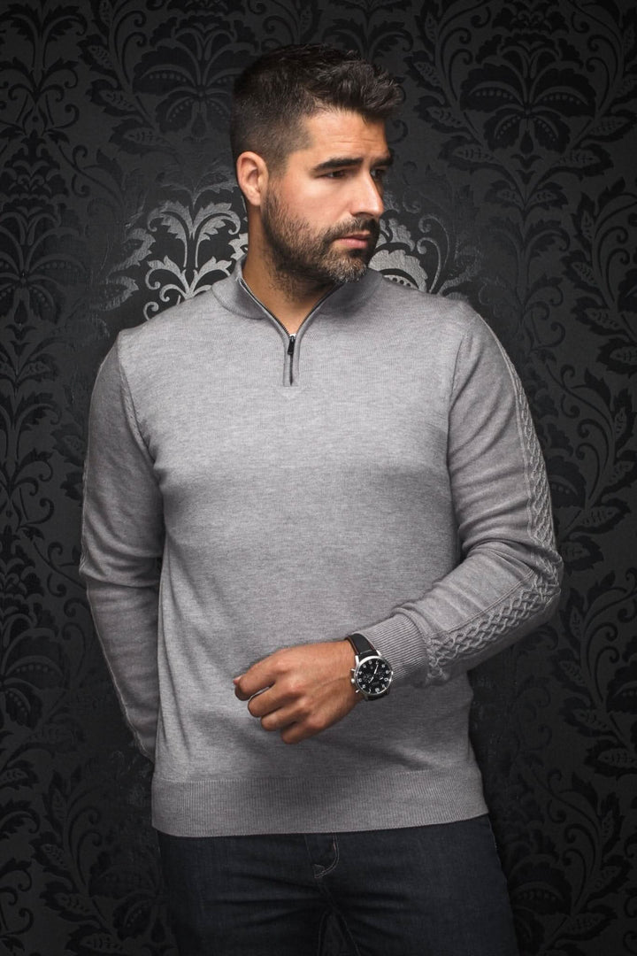 Homme portant un chandail gris pâle Mesta en mérinos avec col zippé et design élégant.