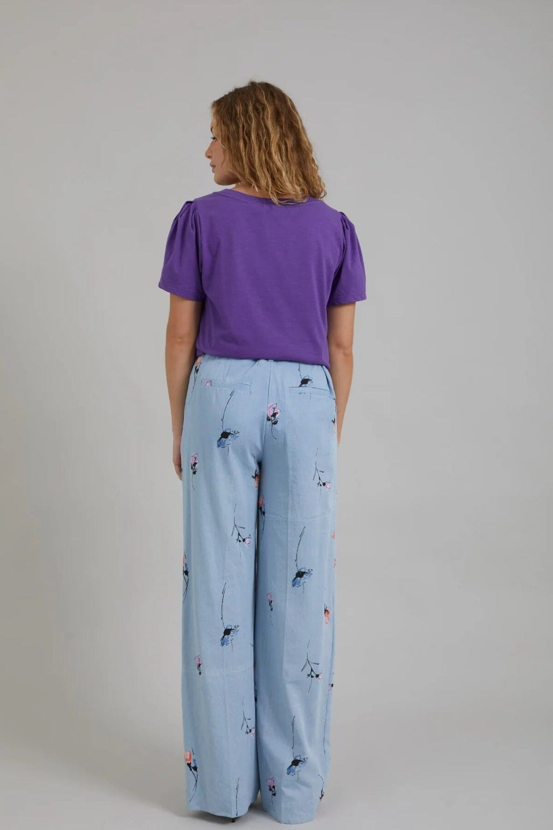 Pantalon large avec imprimé floral en denim Femme - Bas - Pantalon coster