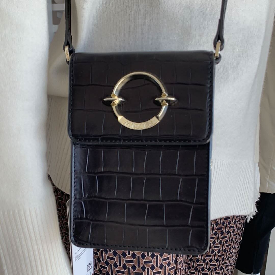 Sac à main style crocodile noir avec détail en or, élégant et moderne pour un look sophistiqué.