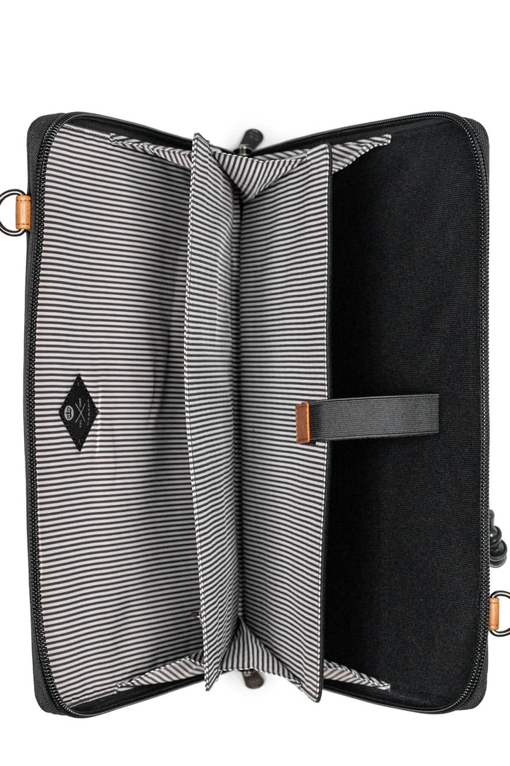 Intérieur du sac messager Wellington 10L avec poches pour ordinateur et documents organisés.