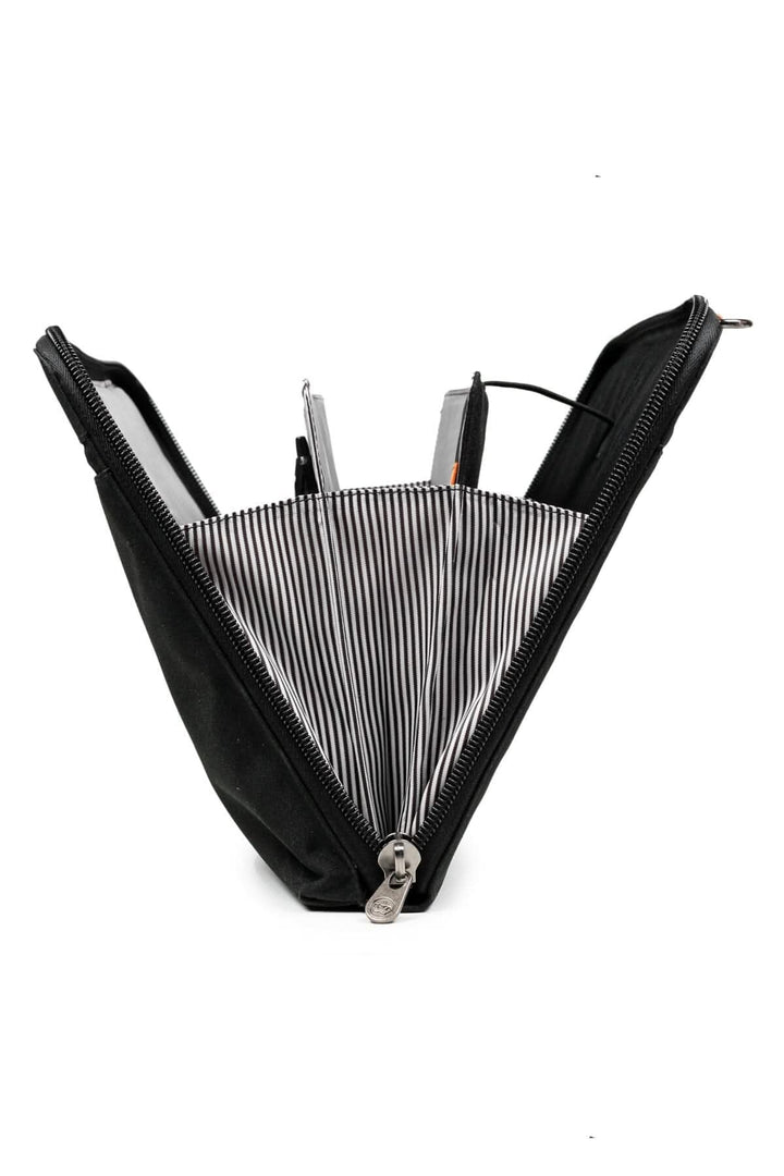 Sac messager accordéon Wellington 10L ouvert, montrant l'intérieur rayé et les poches pour accessoires.