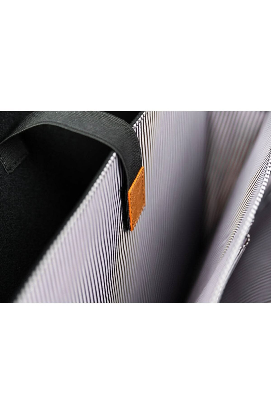 Intérieur du sac messager accordeon Wellington 10L avec poches organisatrices.