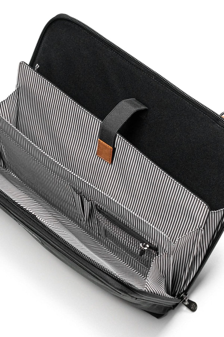 Intérieur du sac messager Wellington 10L avec poches séparées pour ordinateur portable et accessoires.