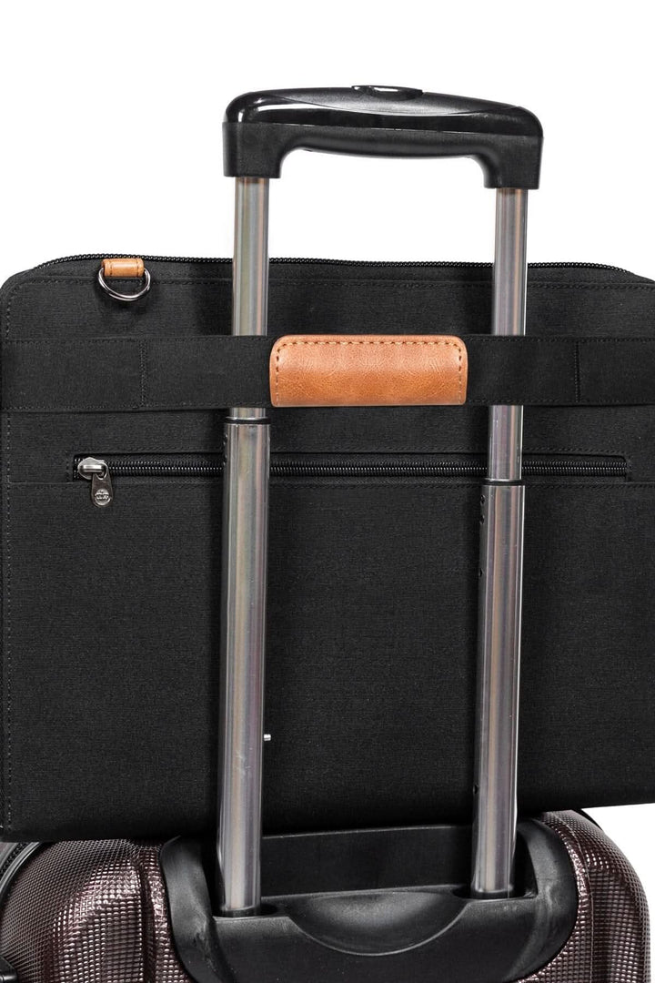 Détails de la sangle de chariot d'un sac messager PKG Wellington, conçu pour faciliter le transport.