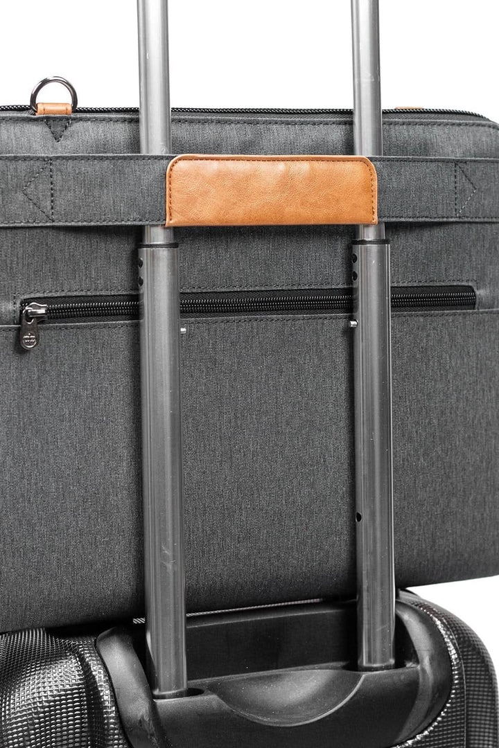 Détails du chariot avec sangle en cuir sur le sac messager accordéon Wellington 10L.