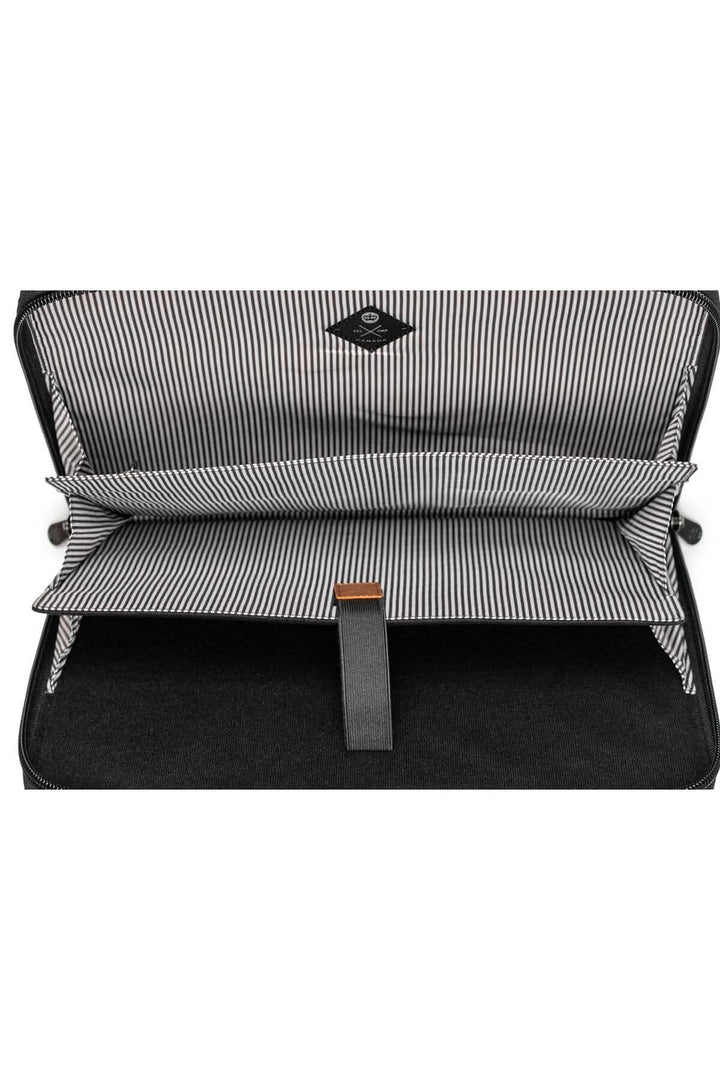 Intérieur du sac messager accordéon Wellington 10L, présentant les poches de rangement organisées.