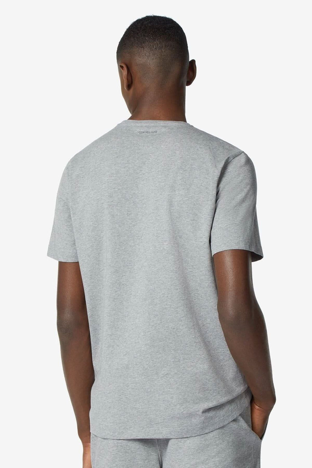 Homme portant un T-shirt gris à col ras du cou, vu de dos, pour un look décontracté.