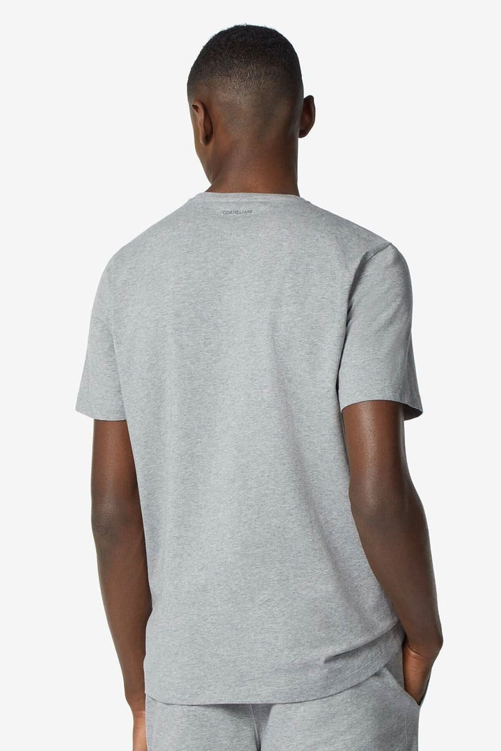 Homme portant un T-shirt gris à col ras du cou, vu de dos, pour un look décontracté.