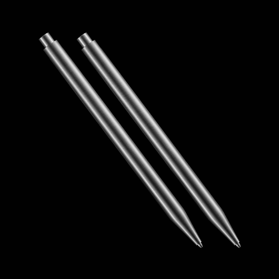 Deux stylos modernes en métal inoxydable, design élégant et minimaliste, parfaits pour tous les usages.